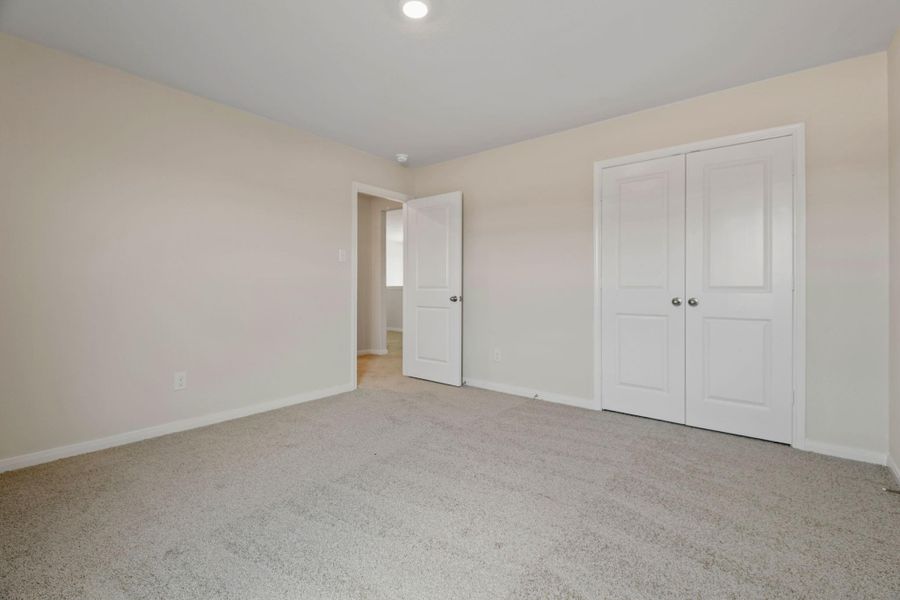 Spacious, unfurnished interior of a new home in Sweetwater Ridge, Conroe (Image 8).