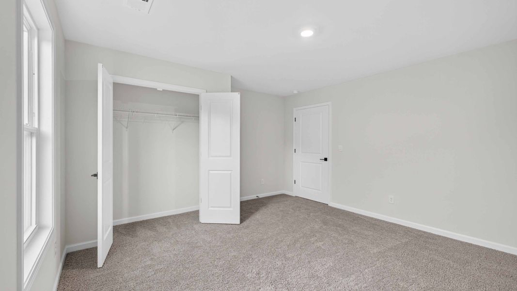 Spacious, unfurnished interior of a new home in Sylvan Creek, Denver (Image 27).