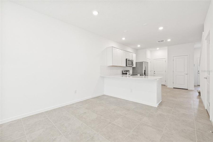 Spacious, unfurnished interior of a new home in , Tampa (Image 13).