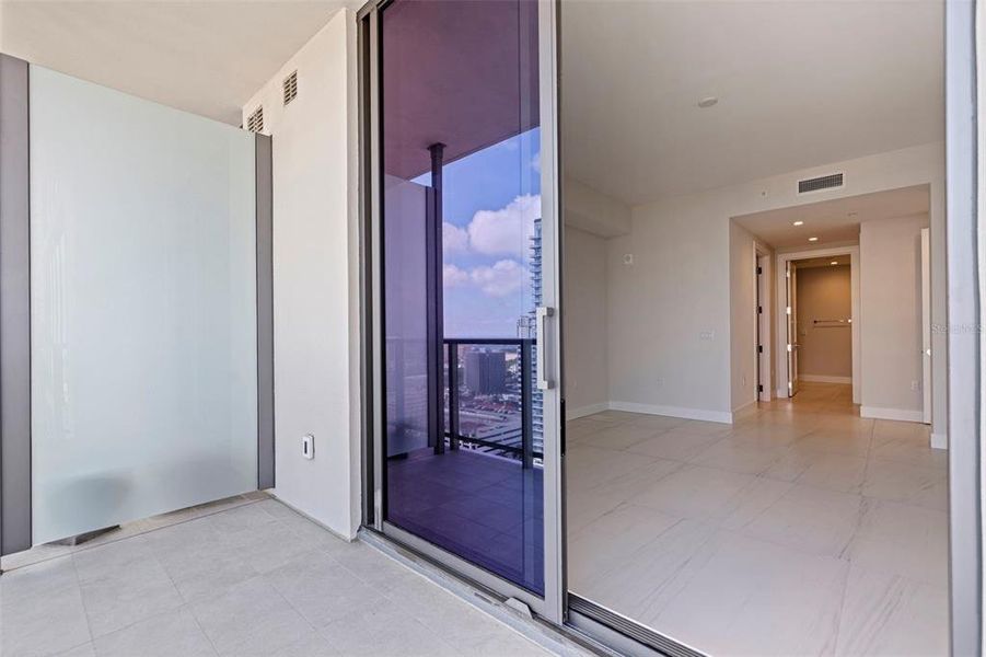 Exterior details and patio area of a home in , St. Petersburg (Image 24).