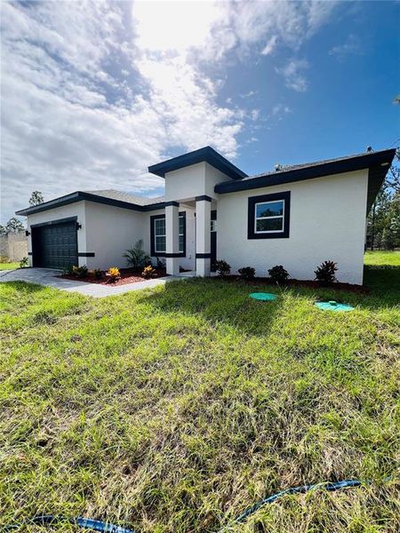 Exterior details and patio area of a home in , Dunnellon (Image 1).