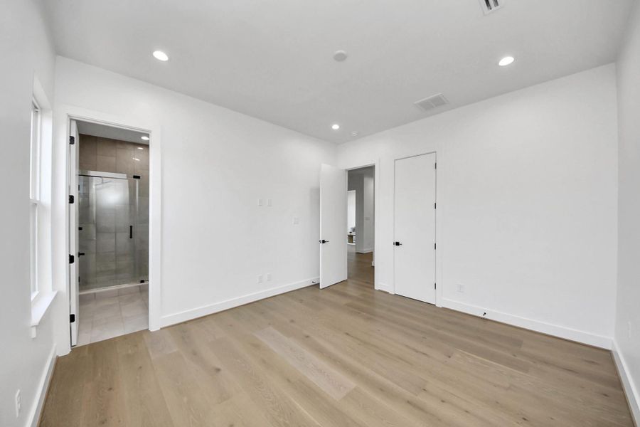 Spacious, unfurnished interior of a new home in , Houston (Image 22).