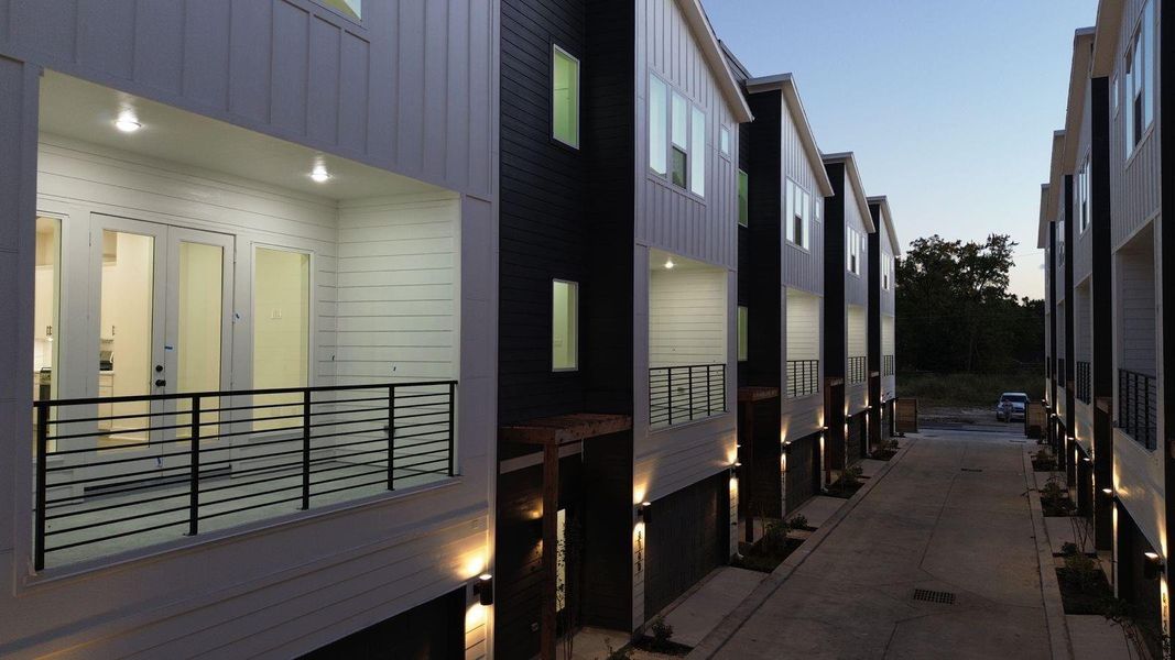 Condo located in Houston, TX showcasing its design and architecture (Image 4).