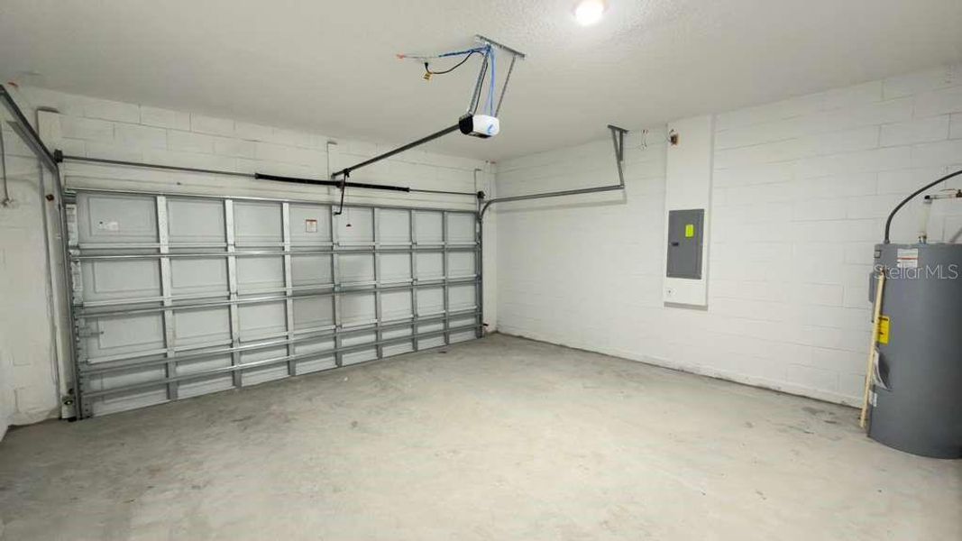 Spacious, unfurnished interior of a new home in , Citrus Springs (Image 23).