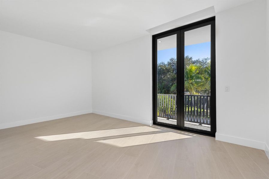 Spacious, unfurnished interior of a new home in , Boca Raton (Image 25).