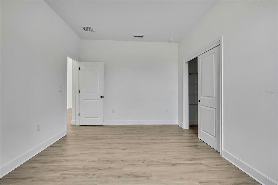 Spacious, unfurnished interior of a new home in , Weeki Wachee (Image 37).