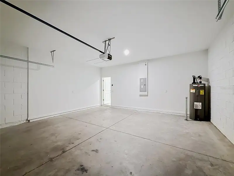 Spacious, unfurnished interior of a new home in , Mascotte (Image 19).