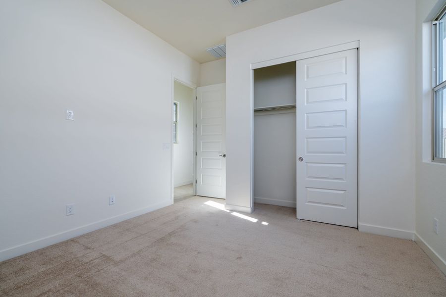 Spacious, unfurnished interior of a new home in Whispering Hills, Phoenix (Image 17).