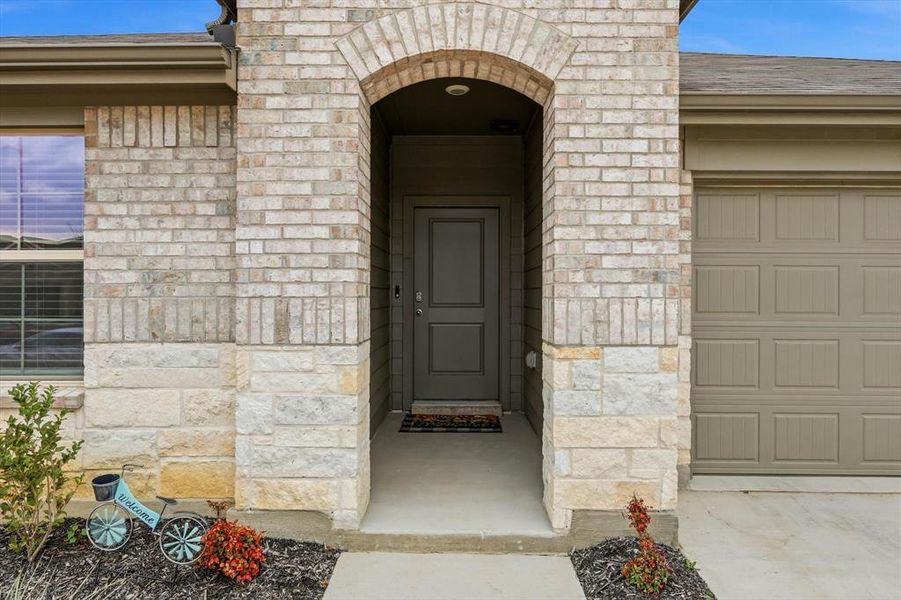 Exterior details and patio area of a home in Hickory Grove, Denton (Image 23).