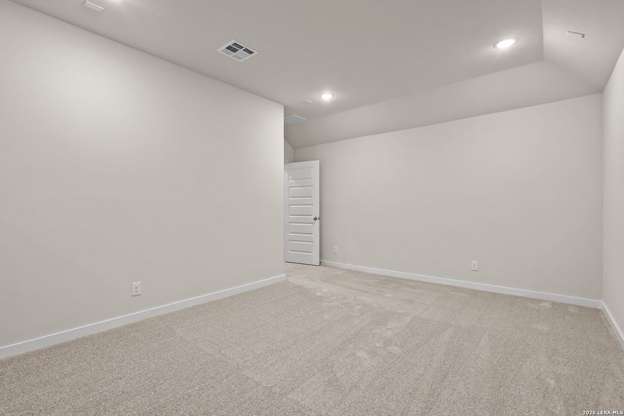 Spacious, unfurnished interior of a new home in Stillwater Ranch, San Antonio (Image 32).
