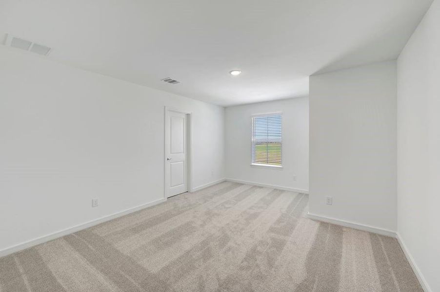 Spacious, unfurnished interior of a new home in Grand Oaks, Mont Belvieu (Image 14).