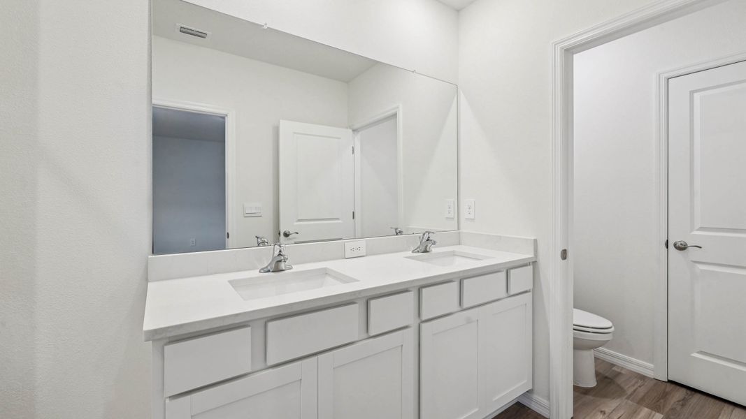 Representative furnished interior of a home built from the Darwin by D.R. Horton in Ocala Crossings South, Ocala (Image 19).