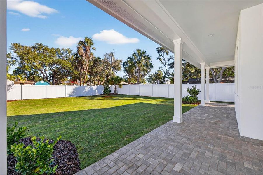 Exterior details and patio area of a home in , St. Petersburg (Image 27).