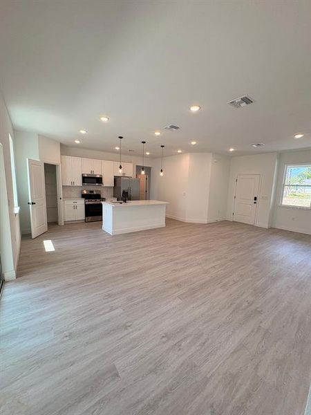 Spacious, unfurnished interior of a new home in , Citrus Springs (Image 17).