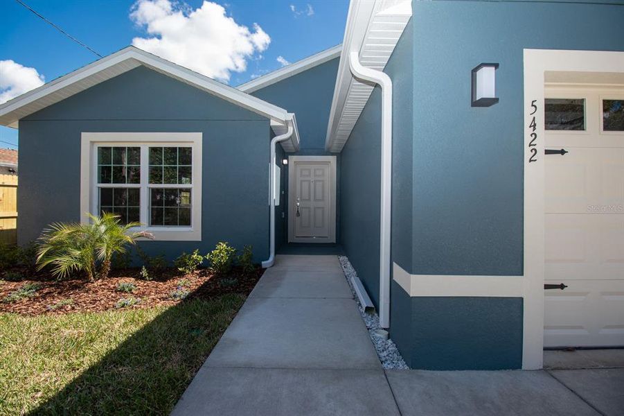 Exterior details and patio area of a home in , New Port Richey (Image 3).