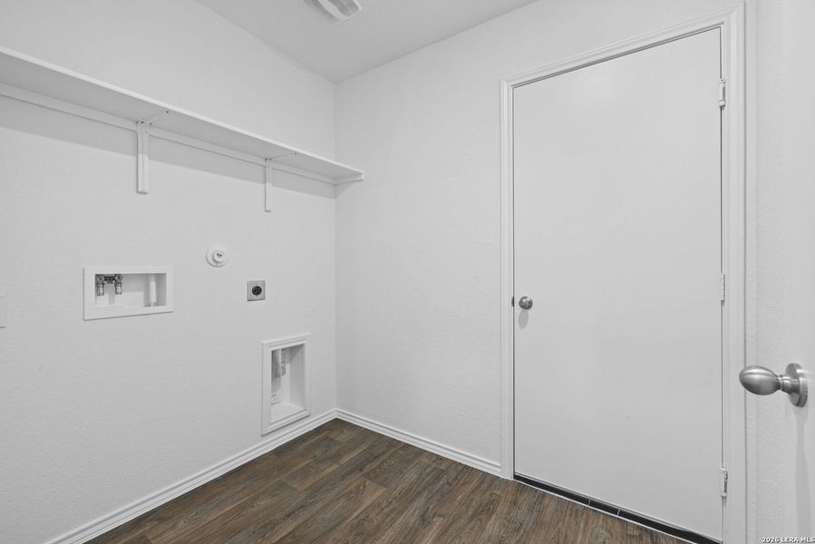 Spacious, unfurnished interior of a new home in Avenida, Converse (Image 14).