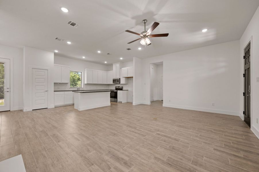 Spacious, unfurnished interior of a new home in Saddleback Estates, Boyd (Image 14).