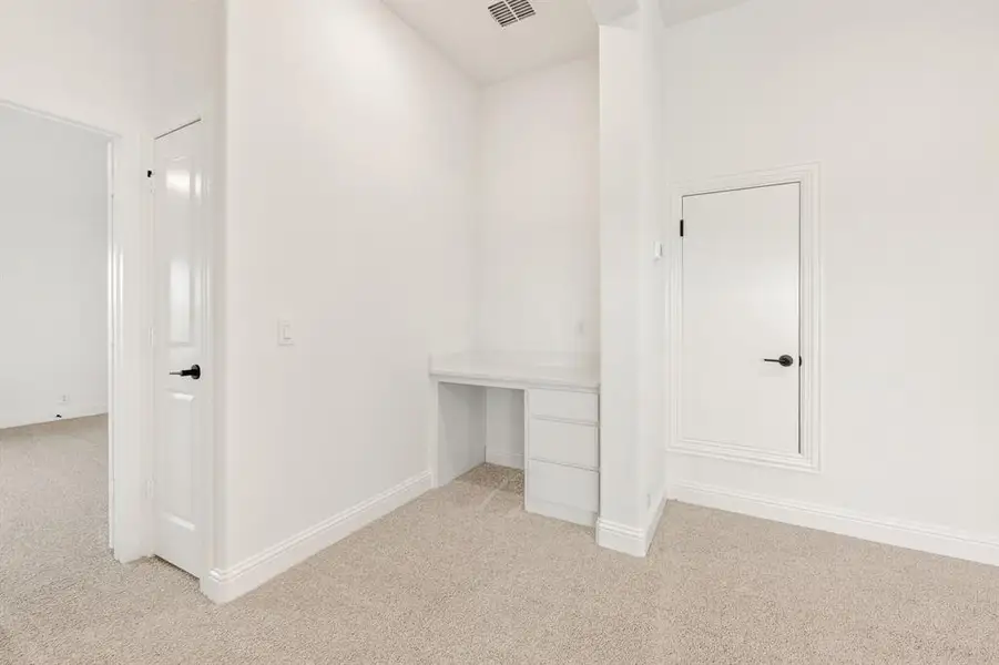 Spacious, unfurnished interior of a new home in Glenbrook, Red Oak (Image 30).