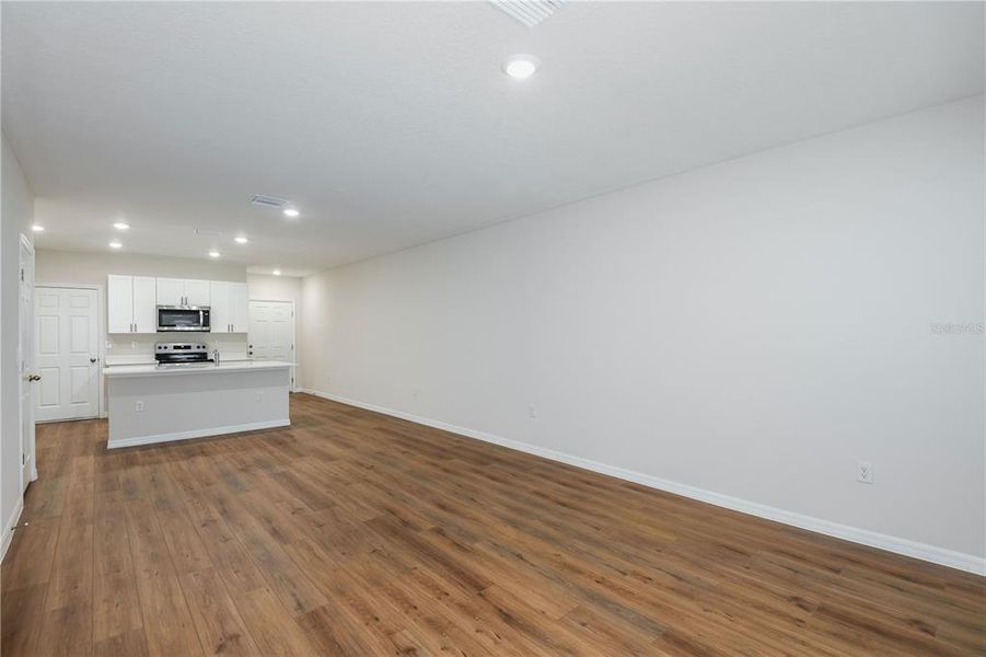 Spacious, unfurnished interior of a new home in , Haines City (Image 10).