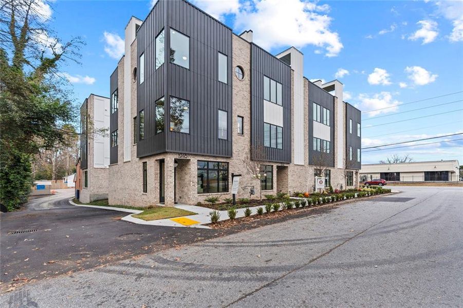 Condo located in Atlanta, GA showcasing its design and architecture (Image 4).