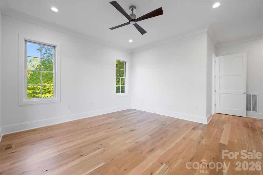 Spacious, unfurnished interior of a new home in , Newland (Image 30).