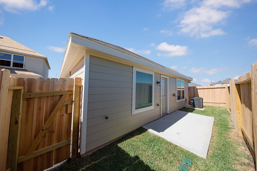 Exterior details and patio area of a home in Bammel Oaks, Houston (Image 3).