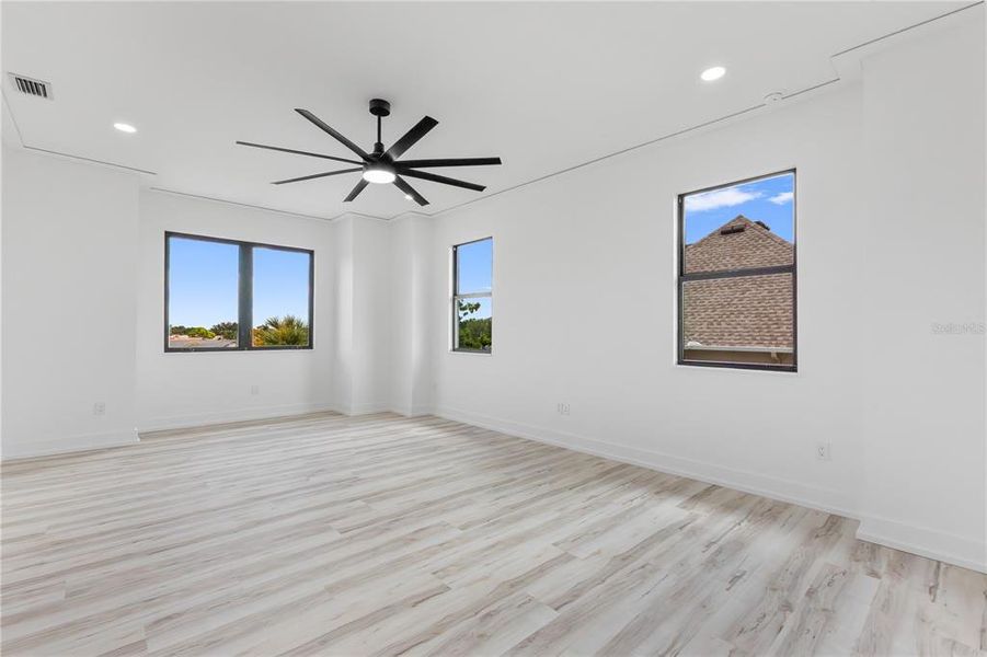 Spacious, unfurnished interior of a new home in , St. Petersburg (Image 22).