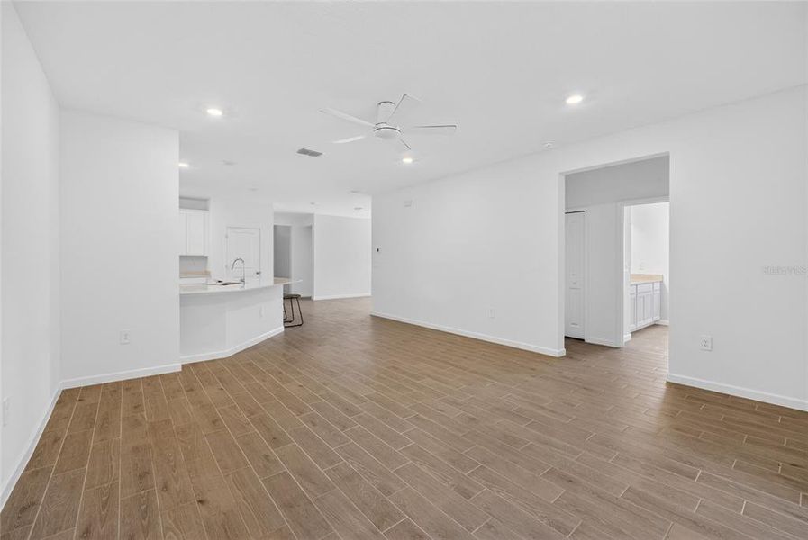 Spacious, unfurnished interior of a new home in , Dunnellon (Image 17).