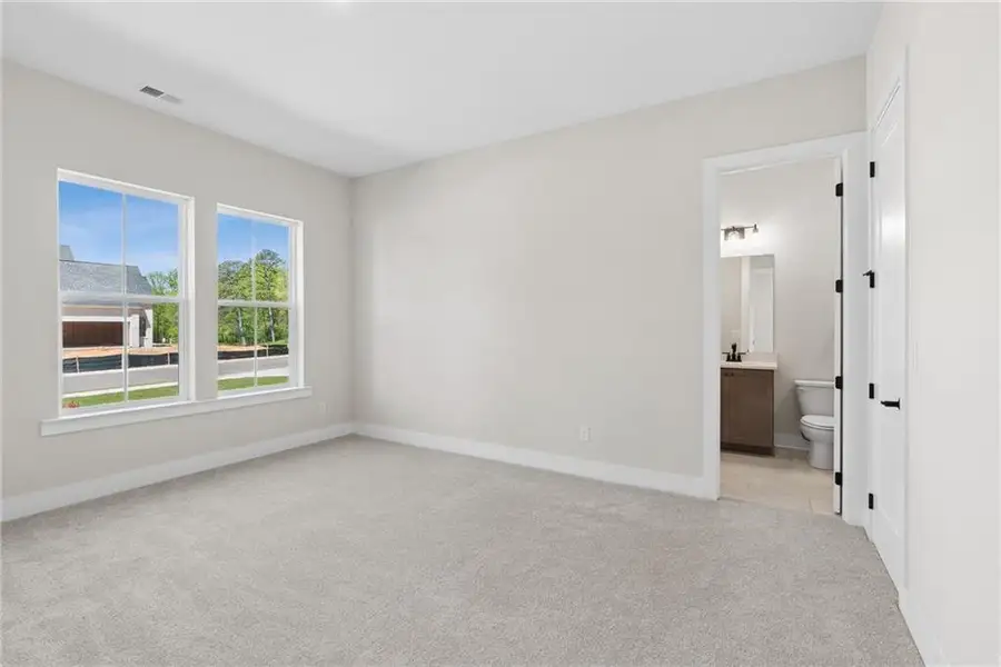 Spacious, unfurnished interior of a new home in Meadow Brook Farms, Cumming (Image 22).
