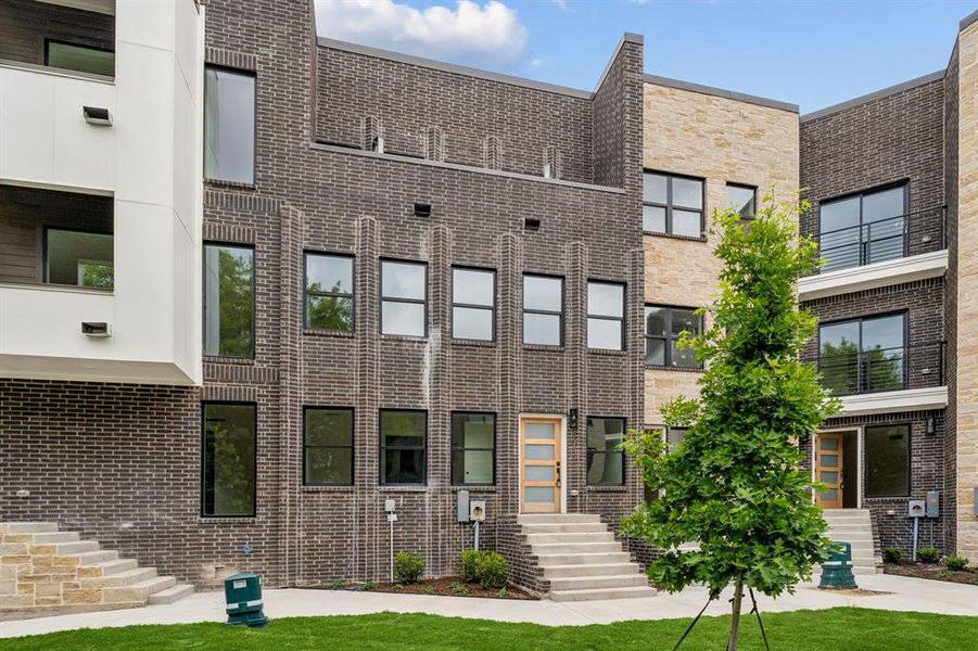 Condo located in Fort Worth, TX showcasing its design and architecture (Image 3).