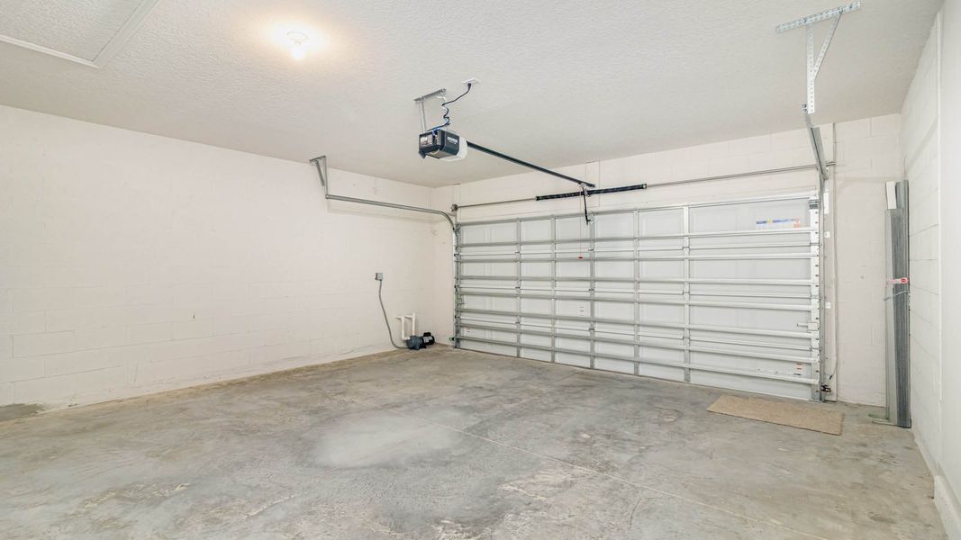 Spacious, unfurnished interior of a new home in Cypress Bay West, Palm Bay (Image 23).