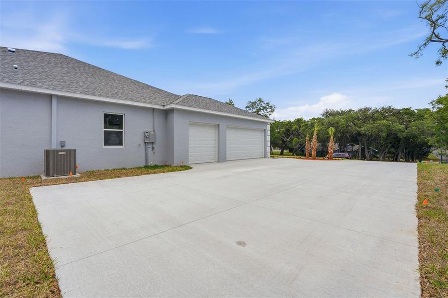 Exterior details and patio area of a home in , Hernando (Image 35).