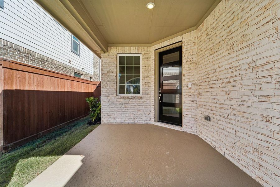 Exterior details and patio area of a home in Evergreen 40', Conroe (Image 3).