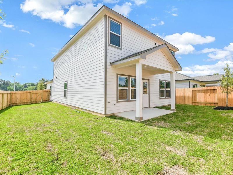 Exterior details and patio area of a home in Caney Creek Place, Conroe (Image 26).