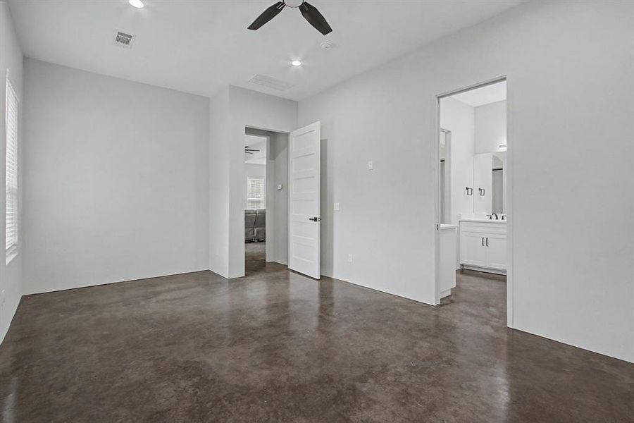 Spacious, unfurnished interior of a new home in , North Richland Hills (Image 29).