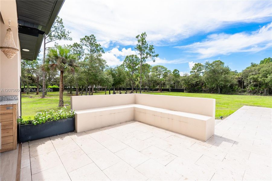 Exterior details and patio area of a home in , Clewiston (Image 4).