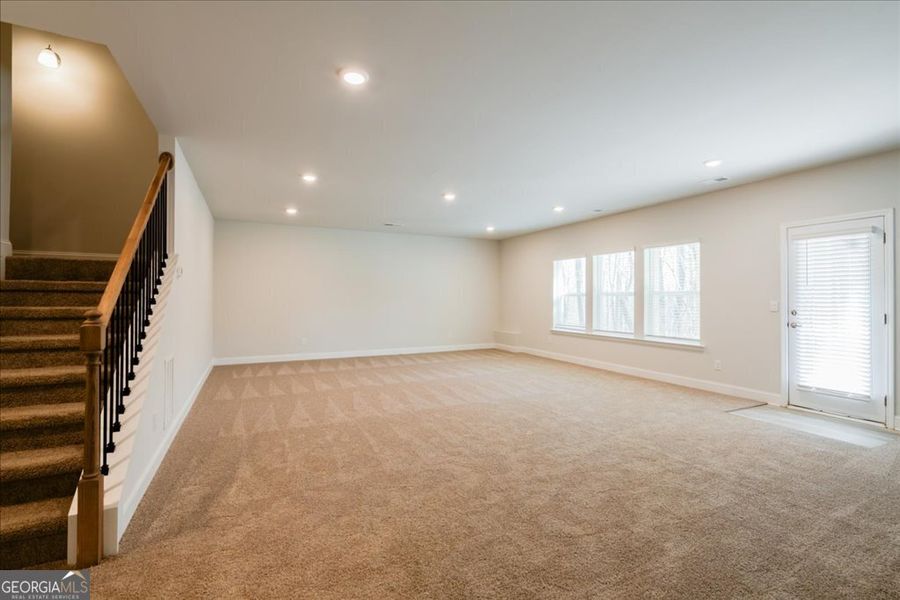 Spacious, unfurnished interior of a new home in Oakview Estates, Macon (Image 38).