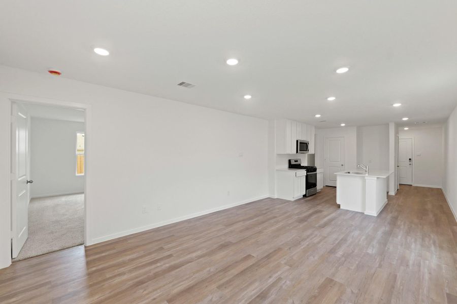 Spacious, unfurnished interior of a new home in Silverthorne, Conroe (Image 11).