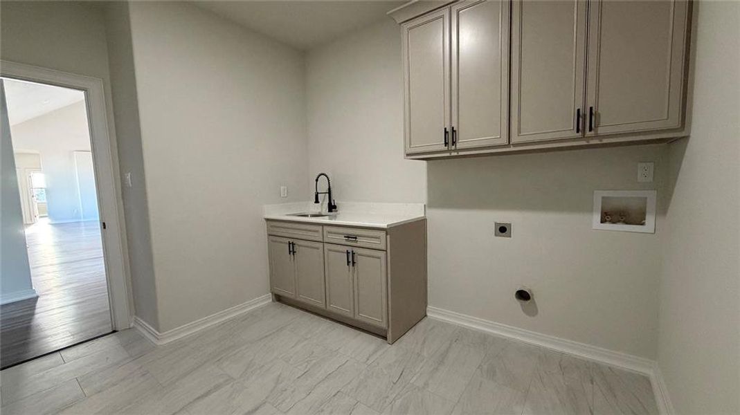 Furnished interior view inside a new home in , Waxahachie (Image 6).