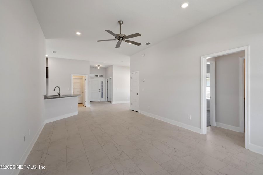 Spacious, unfurnished interior of a new home in Summerglen, Jacksonville (Image 41).
