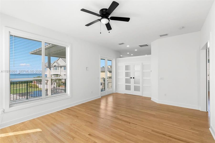 Spacious, unfurnished interior of a new home in , Crystal Beach (Image 33).