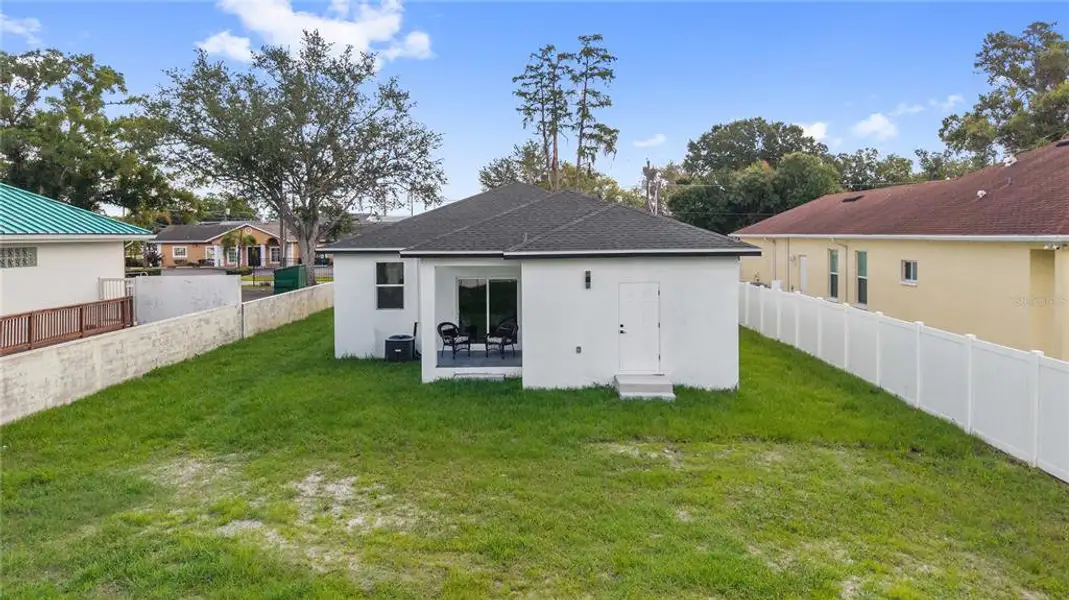 Exterior details and patio area of a home in , Tampa (Image 3).