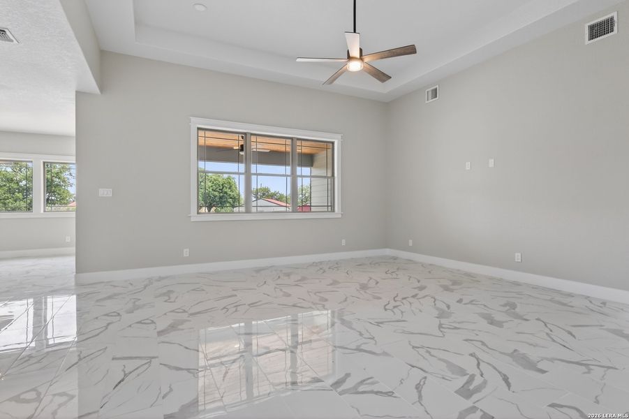 Spacious, unfurnished interior of a new home in , Bandera (Image 26).