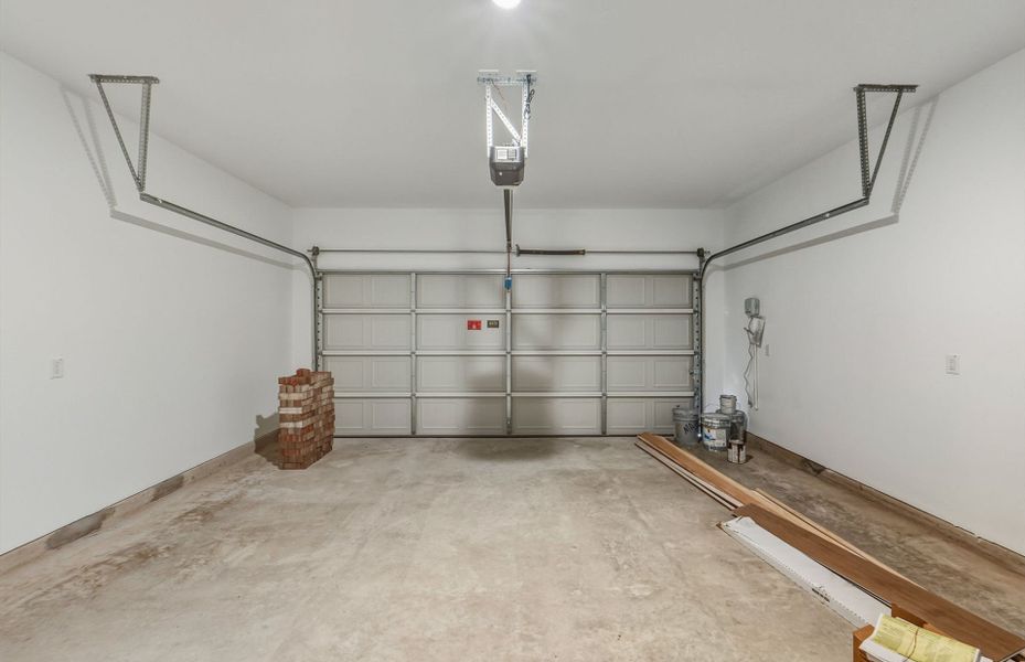 Spacious, unfurnished interior of a new home in Crosswinds, Kyle (Image 39).