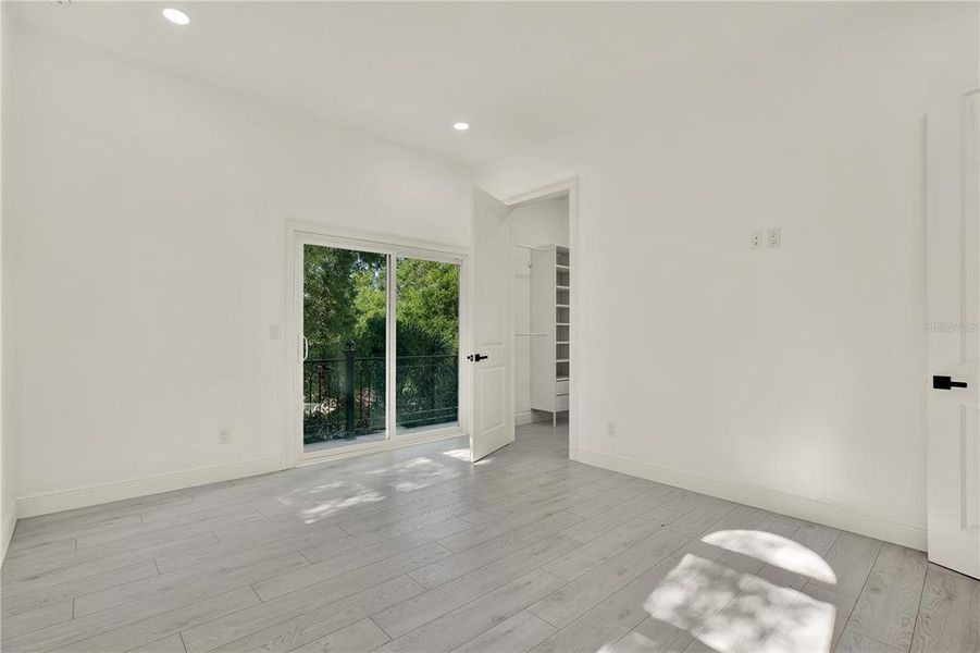 Spacious, unfurnished interior of a new home in , Tampa (Image 12).