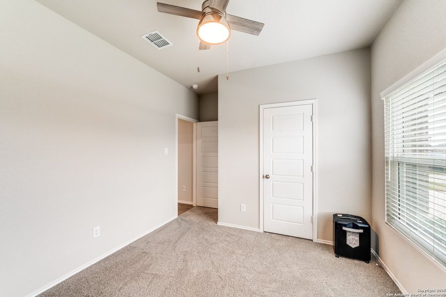 Spacious, unfurnished interior of a new home in Legend Pond, New Braunfels (Image 19).