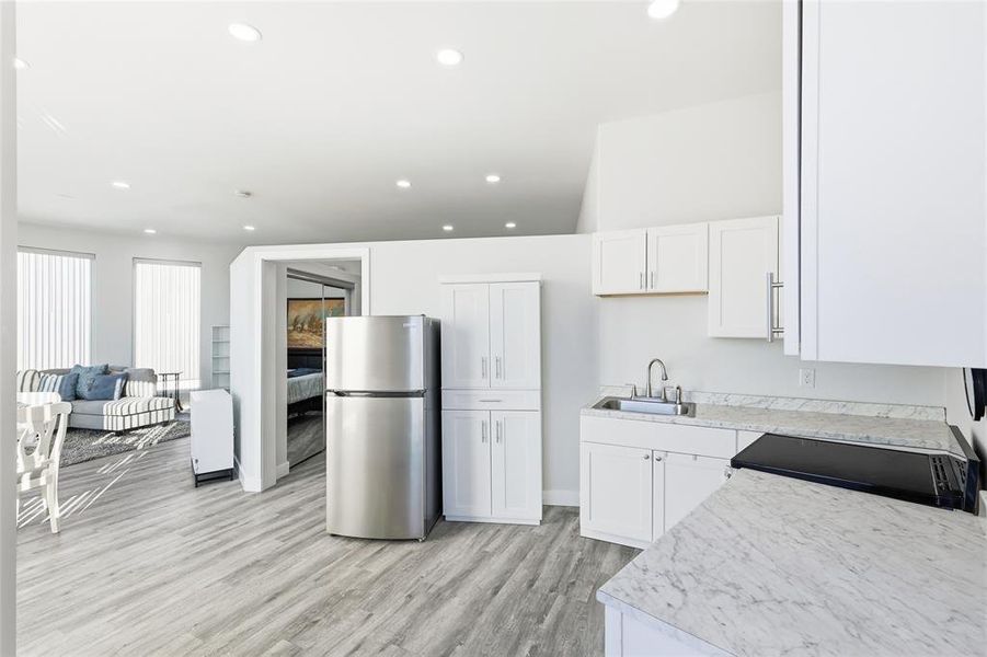 Guest quarters with full kitchen, lev, workspace Guest quarters with full kitchen, lev, workspace