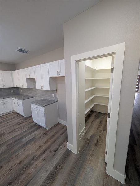 Spacious, unfurnished interior of a new home in , Dallas (Image 13).