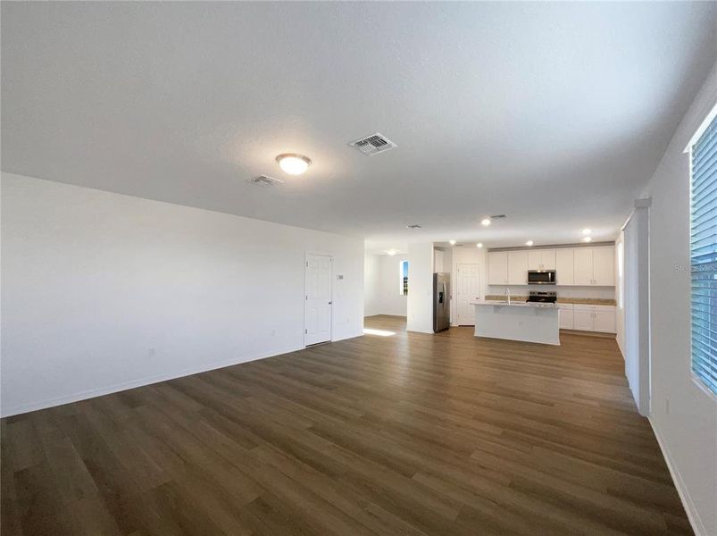 Spacious, unfurnished interior of a new home in Eden Hills, Lake Alfred (Image 13).