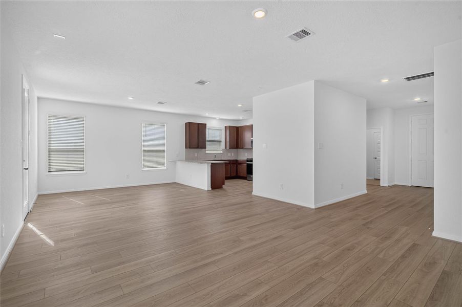 Spacious, unfurnished interior of a new home in Oakwood Trails, Tomball (Image 27). Spacious, unfurnished interior of a new home in Oakwood Trails, Tomball (Image 27).